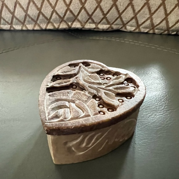Vintage SOAPSTONE Hand-carved ROSE DESIGN Motif BEAUTIFUL Stone TRINKET BOX - Picture 14 of 14
